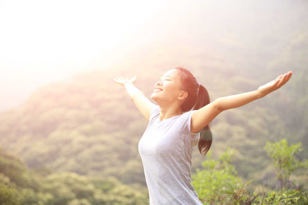 Cheering,Woman,Enjoy,The,Beautiful,View,At,Mountain,Peak