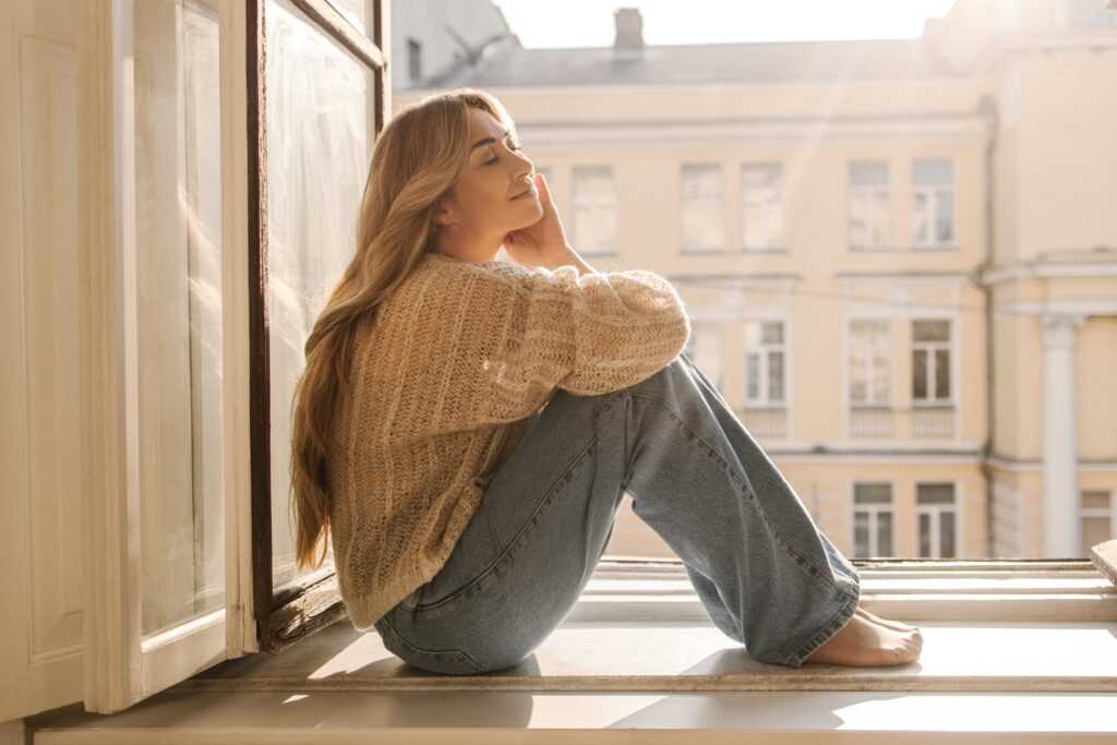 Cute,Caucasian,Adult,Lady,With,Her,Eyes,Closed,Is,Basking