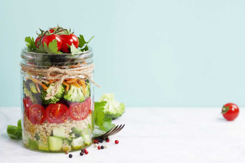 Healthy,Homemade,Mason,Jar,Salad,With,Quinoa,And,Vegetables,-
